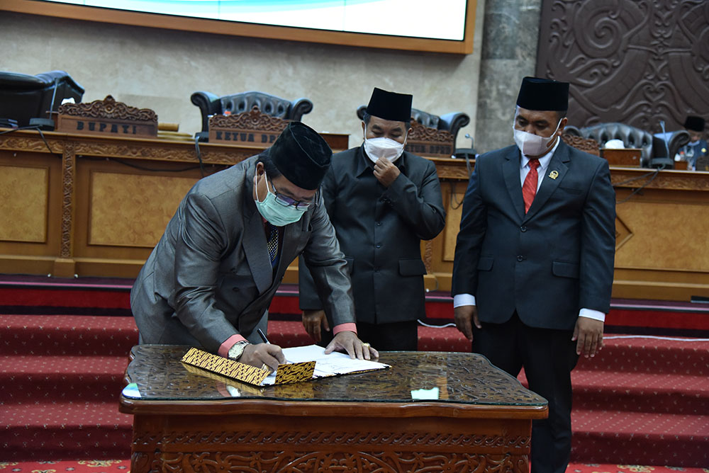 Pendapat Akhir Fraksi dan Persetujuan bersama DPRD dan Kepala Daerah Terhadap 3 Raperda Pemerintah